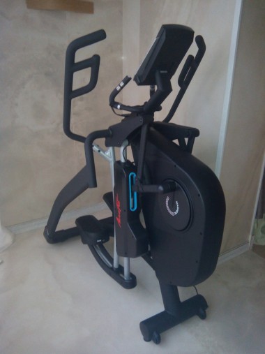 Эллиптический тренажер AeroFIT E770 с автоматическим изменением длины шага